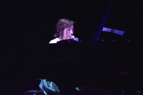 コトリンゴによるライブパフォーマンスの様子。