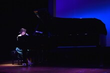 コトリンゴによるライブパフォーマンスの様子。