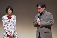 左からのん、片渕須直。