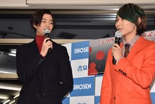 楽しげに話す竜星涼（左）と須賀健太（右）。