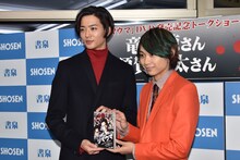 映画「シマウマ」DVD発売記念イベントの様子。左から竜星涼、須賀健太。