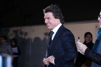 さっそうとファンのもとへ向かうトム・クルーズ。