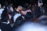 ファンサービスをするトム・クルーズ。