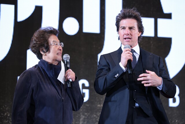 2016年11月、「ジャック・リーチャー NEVER GO BACK」のレッドカーペットイベントに参加したトム・クルーズ（右）と、通訳を担当した戸田奈津子（左）。