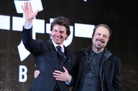 左からトム・クルーズ、エドワード・ズウィック。