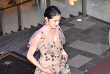 階段を上る長澤まさみ。