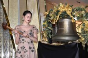 鐘を叩く長澤まさみ。