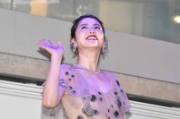 ギャラリーに手を振る長澤まさみ。