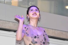 ギャラリーに手を振る長澤まさみ。