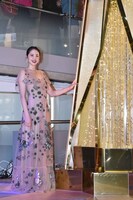 ツリーの前に立つ長澤まさみ。