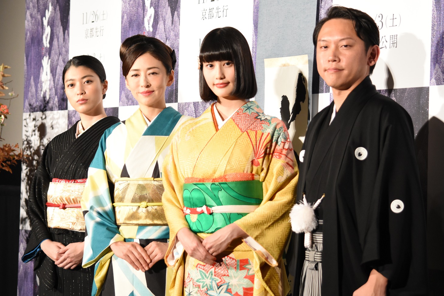 「古都」完成披露舞台挨拶の様子。左から成海璃子、松雪泰子、橋本愛、Yuki Saito。