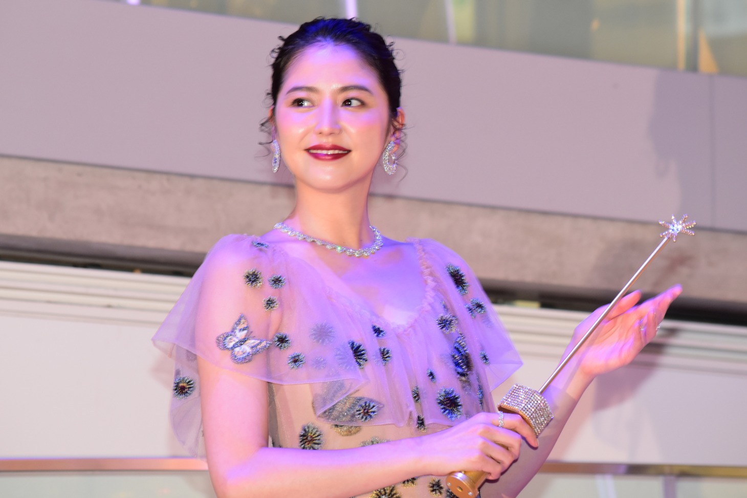 スティックを持つ長澤まさみ。