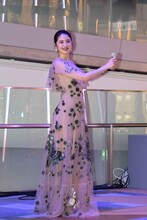 スティックを持つ長澤まさみ。