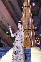 ツリーの前に立つ長澤まさみ。