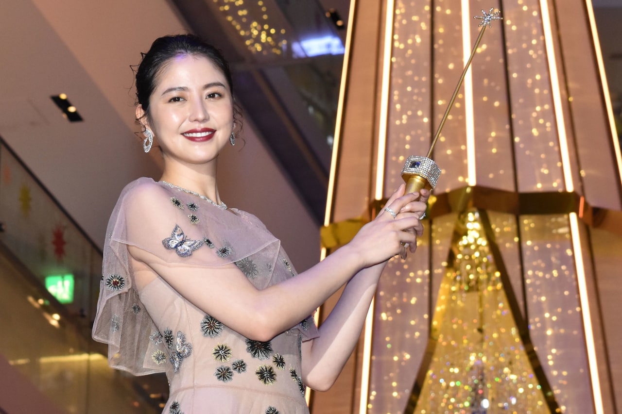 長澤まさみがツリー点灯式に参加、クリスマスの予定は「『キャバレー』の稽古」