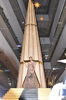 ツリーの前に立つ長澤まさみ。