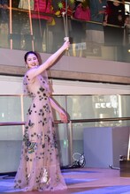 スティックを振る長澤まさみ。