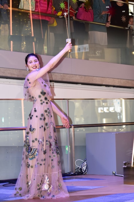 スティックを振る長澤まさみ。