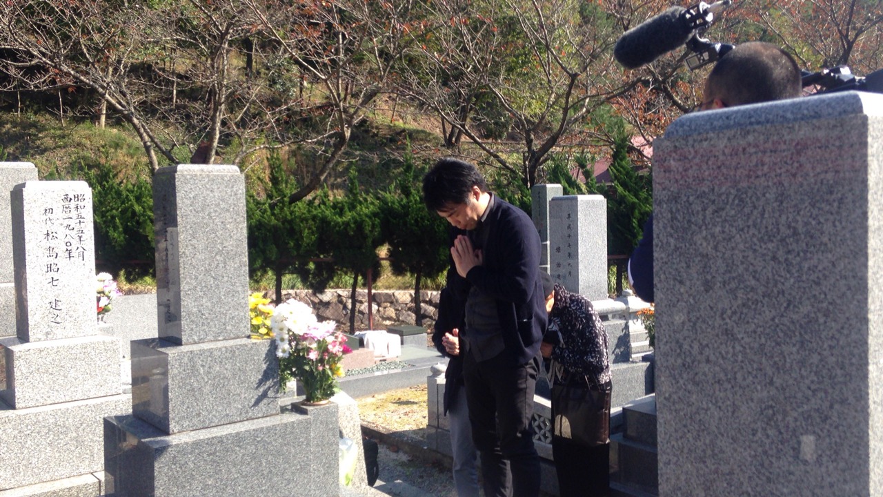 棋士・村山聖の墓参りをした森義隆。