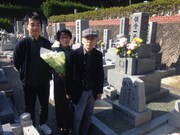 棋士・村山聖の両親とともに墓参した森義隆（左）。