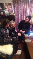 棋士・村山聖の実家を訪問した森義隆（右）。