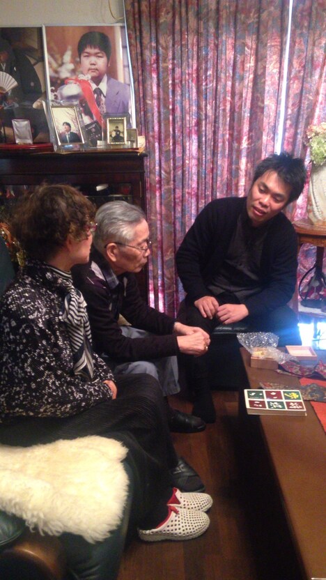 棋士・村山聖の実家を訪問した森義隆（右）。
