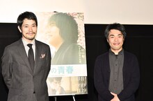 「聖の青春」の大阪舞台挨拶にて、松山ケンイチ（左）と森義隆（右）。