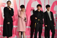 楽しげに撮影現場を振り返るキャスト陣。