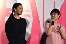 左から蒼井優、高畑充希。