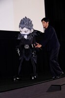 舞台に上がる東出昌大（右）。