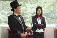 「警視庁 ナシゴレン課」第5話より、左から上島竜兵、島崎遥香。