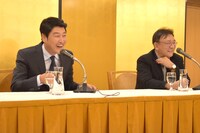 「弁護人」記者会見の様子。左から主演のソン・ガンホ、プロデューサーのチェ・ジェウォン。