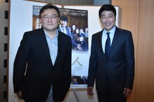 左からプロデューサーのチェ・ジェウォン、主演のソン・ガンホ。