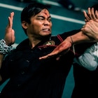 トニー・ジャーが飛ぶ、蹴る、肘で打つ!「ドラゴン×マッハ!」予告編