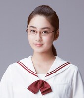 「暗黒女子」より、平祐奈演じる二谷美礼。(c)2017「暗黒女子」製作委員会 (c)秋吉理香子／双葉社