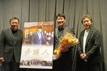 左からチェ・ジェウォン、ソン・ガンホ、是枝裕和。