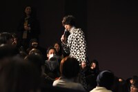 マイクを持って、手を挙げた観客のもとへ行く菅田将輝。