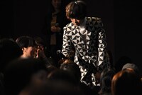観客の話を聞く菅田将輝。