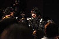 観客の話を聞く菅田将輝。