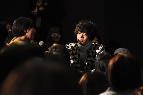観客の話を聞く菅田将輝。