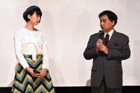 左からのん、片渕須直。