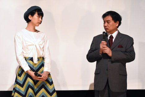 左からのん、片渕須直監督。