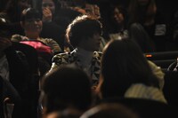 観客の話を聞く菅田将輝。