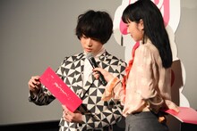 フリップを持って話す菅田将輝（左）に、マイクを当てる小松菜奈（右）。