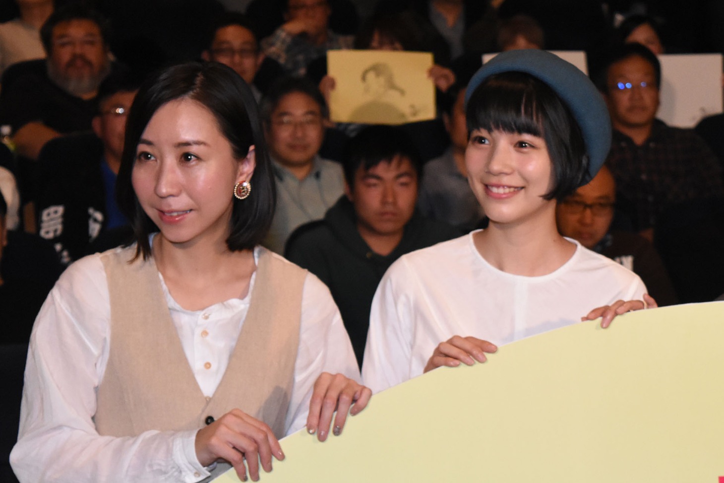 左からコトリンゴ、のん。