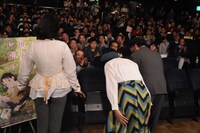 観客へ深くお辞儀する登壇者たち。