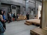 撮影スタジオの見学の様子。