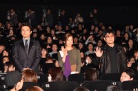 「ミュージアム」初日舞台挨拶の様子。