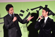 楽しげに言葉を交わす小栗旬（左）と妻夫木聡（右）。