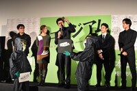 「ミュージアム」初日舞台挨拶の様子。